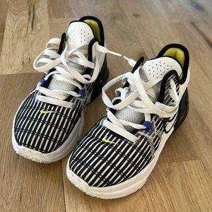 Nike basketball shoes sz 4.5